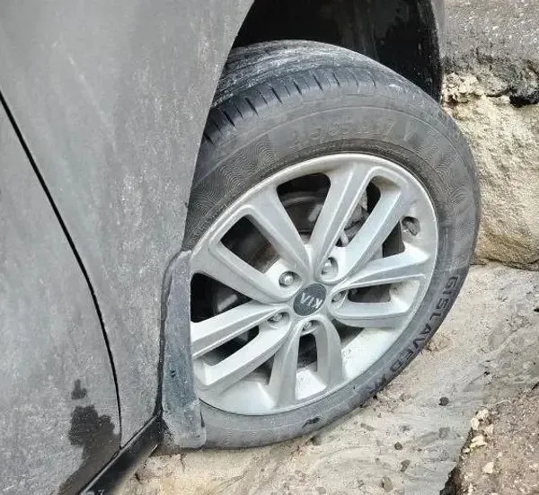 В ДАШКОВО-ПЕСОЧНЕ АВТОМОБИЛЬ «ПРИПАРКОВАЛСЯ» ПОД АСФАЛЬТ    12 мая в микрорайоне Дашково‑Песочня про