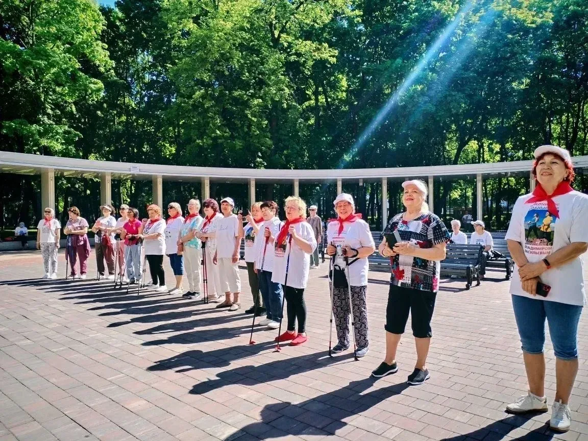 👍 Подольские долголеты показали театрализованное представление ко Дню пионерии в парке им. В. Талали