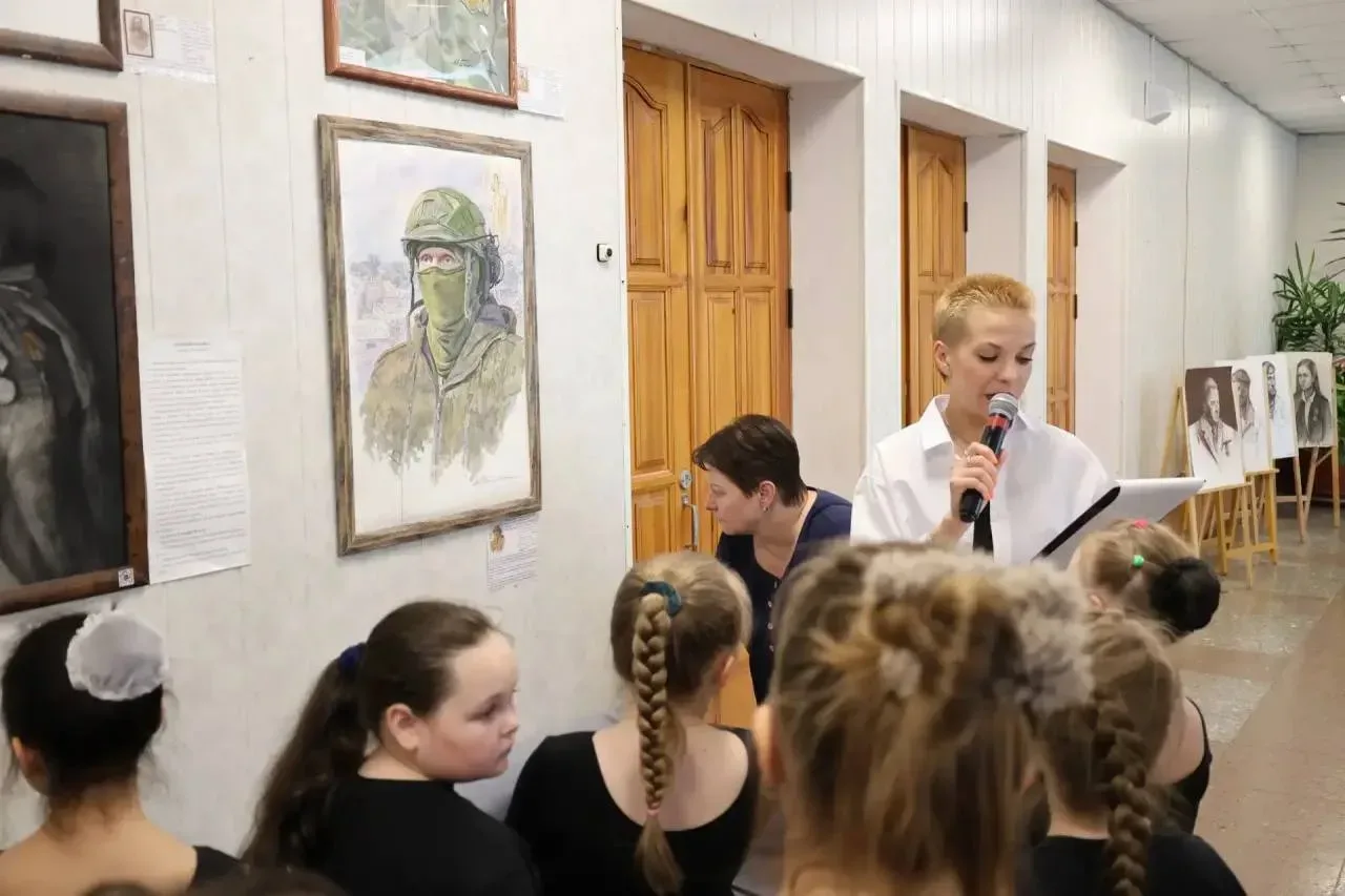 🇷🇺 В ДК «Металлург» торжественно открылась выставка портретов участников специальной военной операци