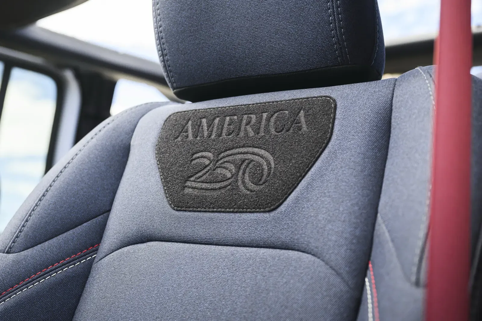 Jeep выпустил Wrangler в стиле Капитана Америки  Jeep представил необычную спецверсию Wrangler Ameri