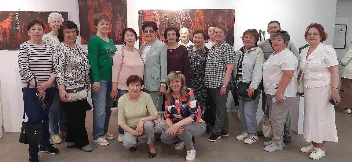 🌿Активные пенсионеры побывали на выставке живописи и скульптуры Участники клуба «Активное долголетие