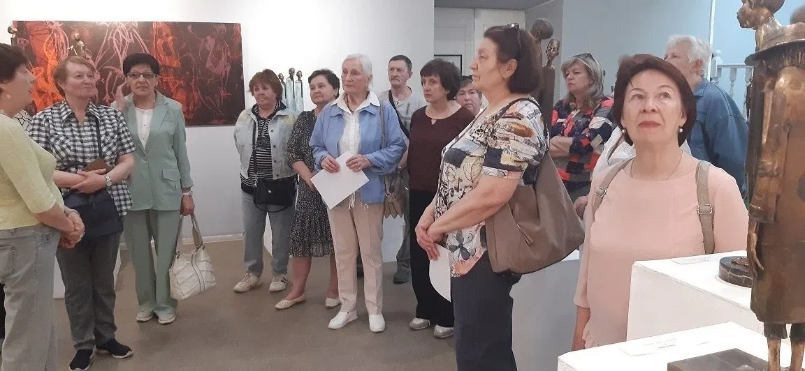 🌿Активные пенсионеры побывали на выставке живописи и скульптуры Участники клуба «Активное долголетие