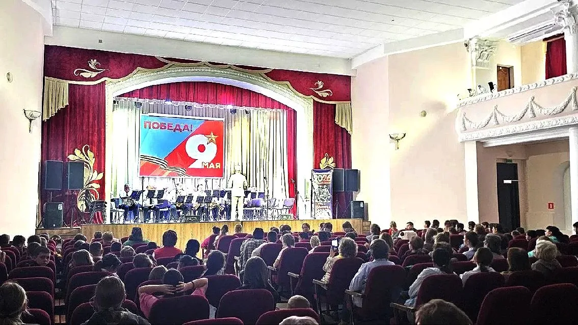 НА ГУБЕРНАТОРСКОМ АВТОБУСЕ ПОД РУКОВОДСТВОМ ЗЕМСКОГО РАБОТНИКА КУЛЬТУРЫ   На выездной концерт в стан