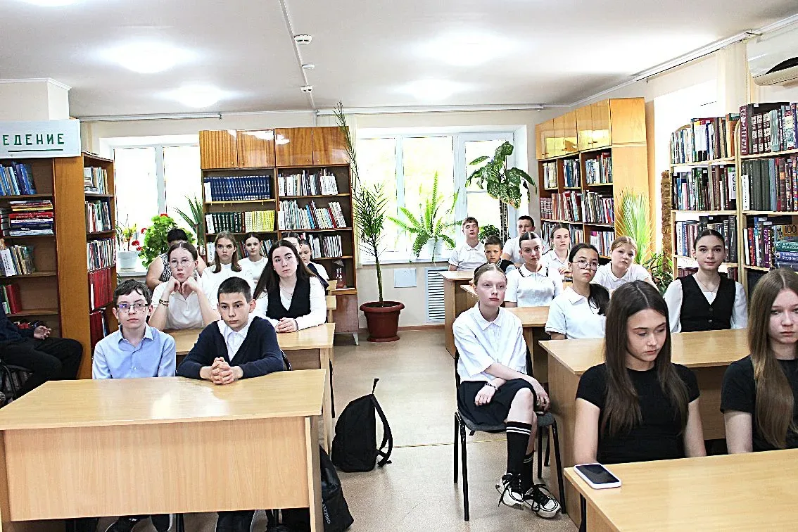 В КАЛИНИНСКОЙ СЕЛЬСКОЙ БИБЛИОТЕКЕ ИЗУЧАЛИ РАДИОДЕЛО   Несмотря на повсеместное распространение совре