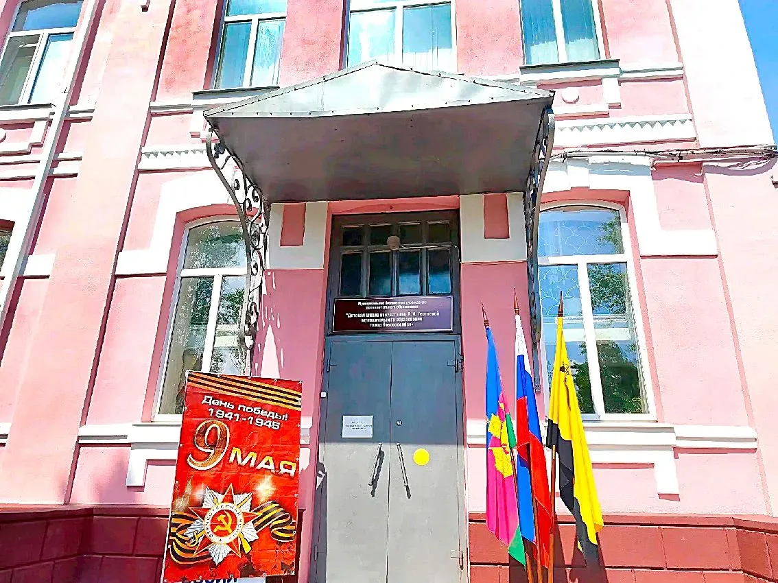 В АТМОСФЕРЕ ВЕЛИЧИЯ ПОДВИГА   Учреждения культуры Новороссийска облачаются в торжественный наряд пам