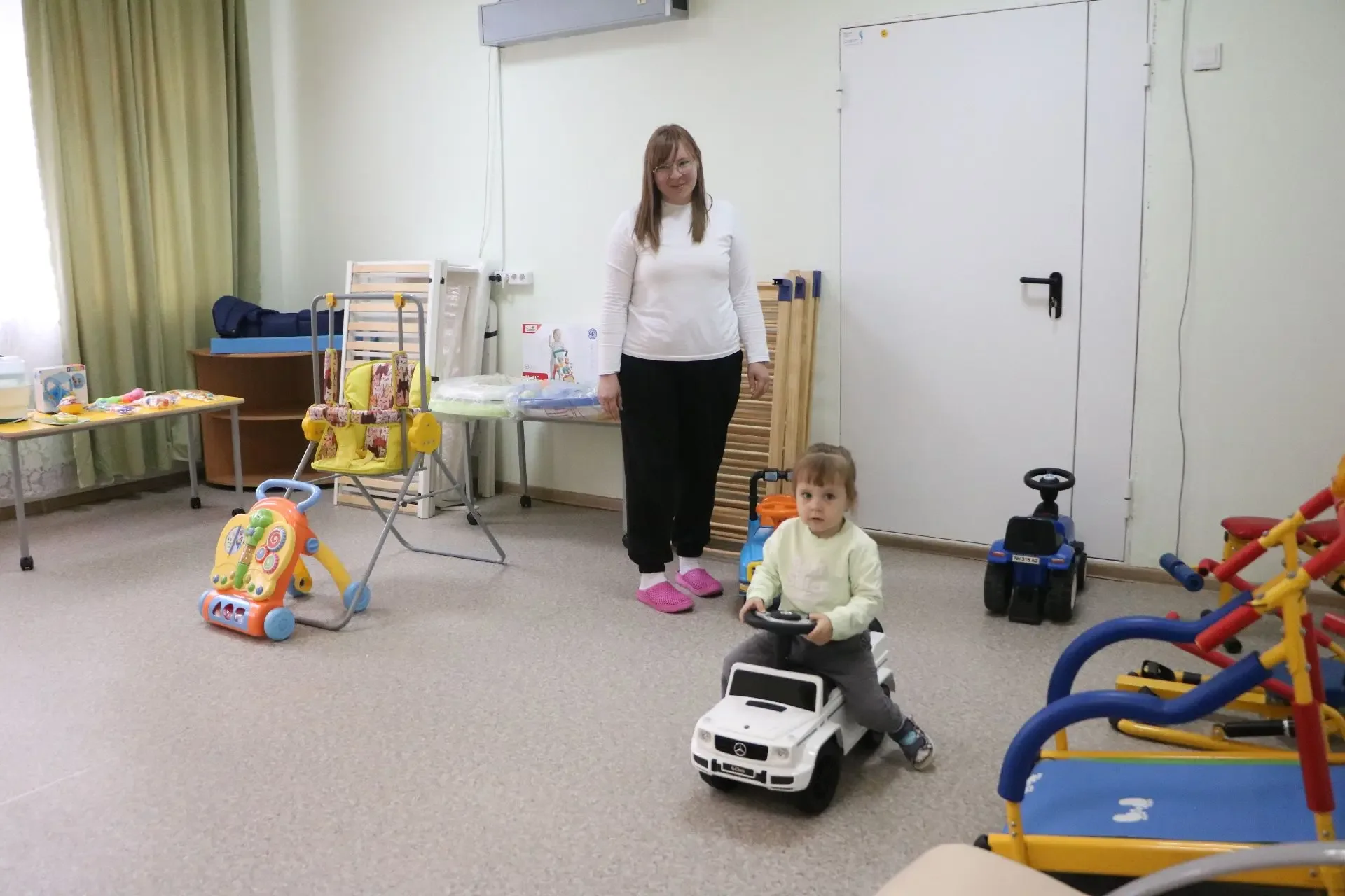👶Более 500 семей Новосибирской области уже воспользовались пунктом проката «Малышок» ⁣ В рамках реал