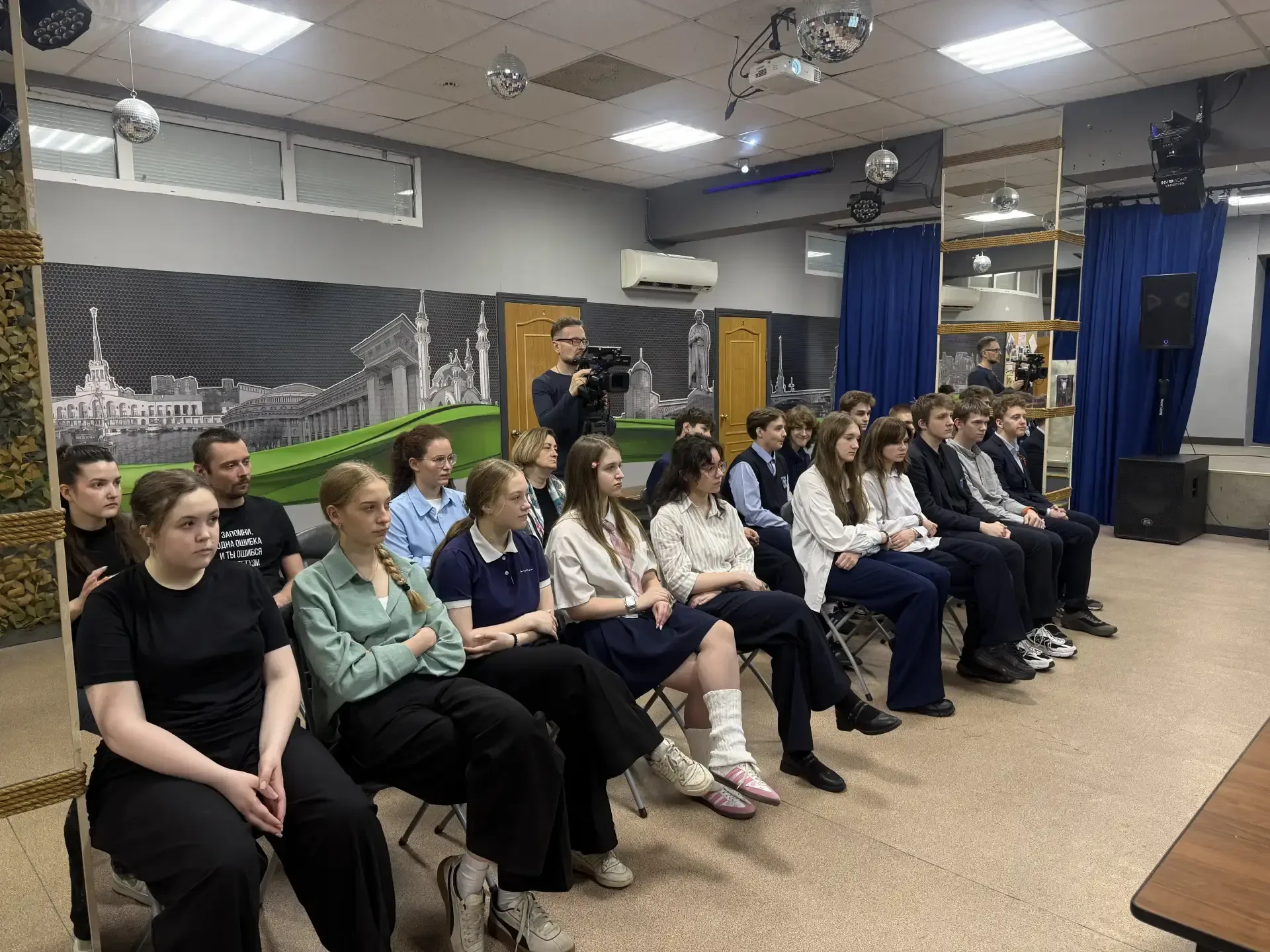 В Дзержинском состоялась встреча школьников и молодежи с героями СВО ⁣ 🇷🇺 В МЦ «Лидер» прошла встреч