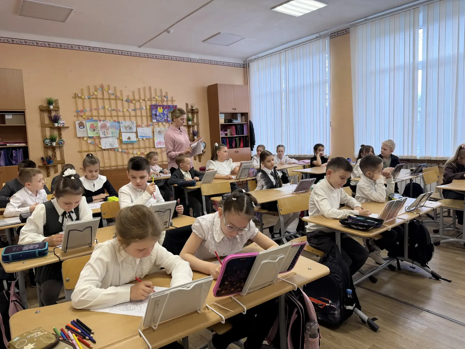 Воронежские первоклассники нарисовали открытки бойцам на передовую  🎨 Ученики 1 класса школы № 166 п