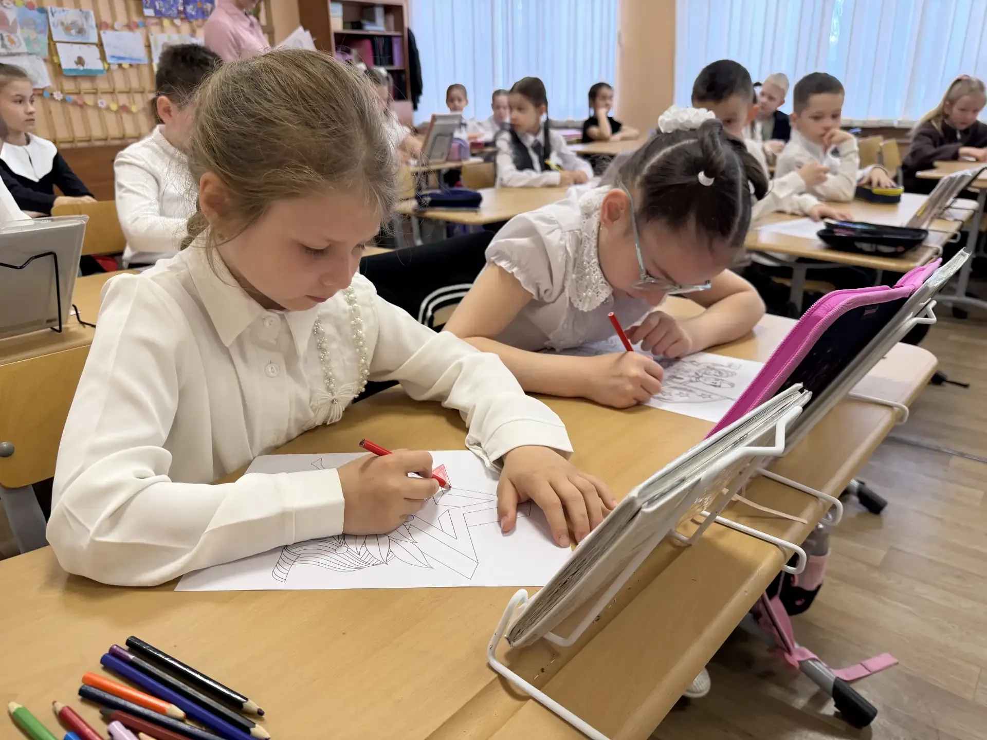 Воронежские первоклассники нарисовали открытки бойцам на передовую  🎨 Ученики 1 класса школы № 166 п