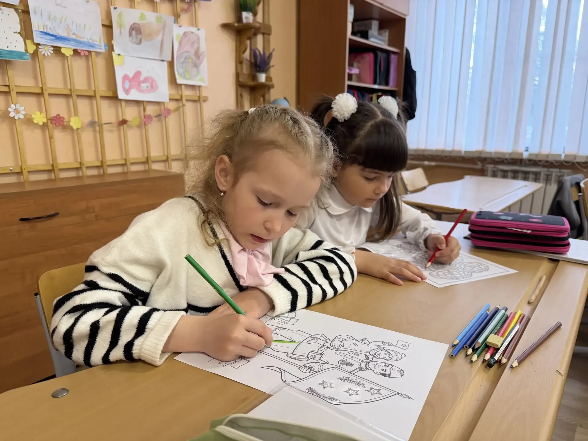 Воронежские первоклассники нарисовали открытки бойцам на передовую  🎨 Ученики 1 класса школы № 166 п