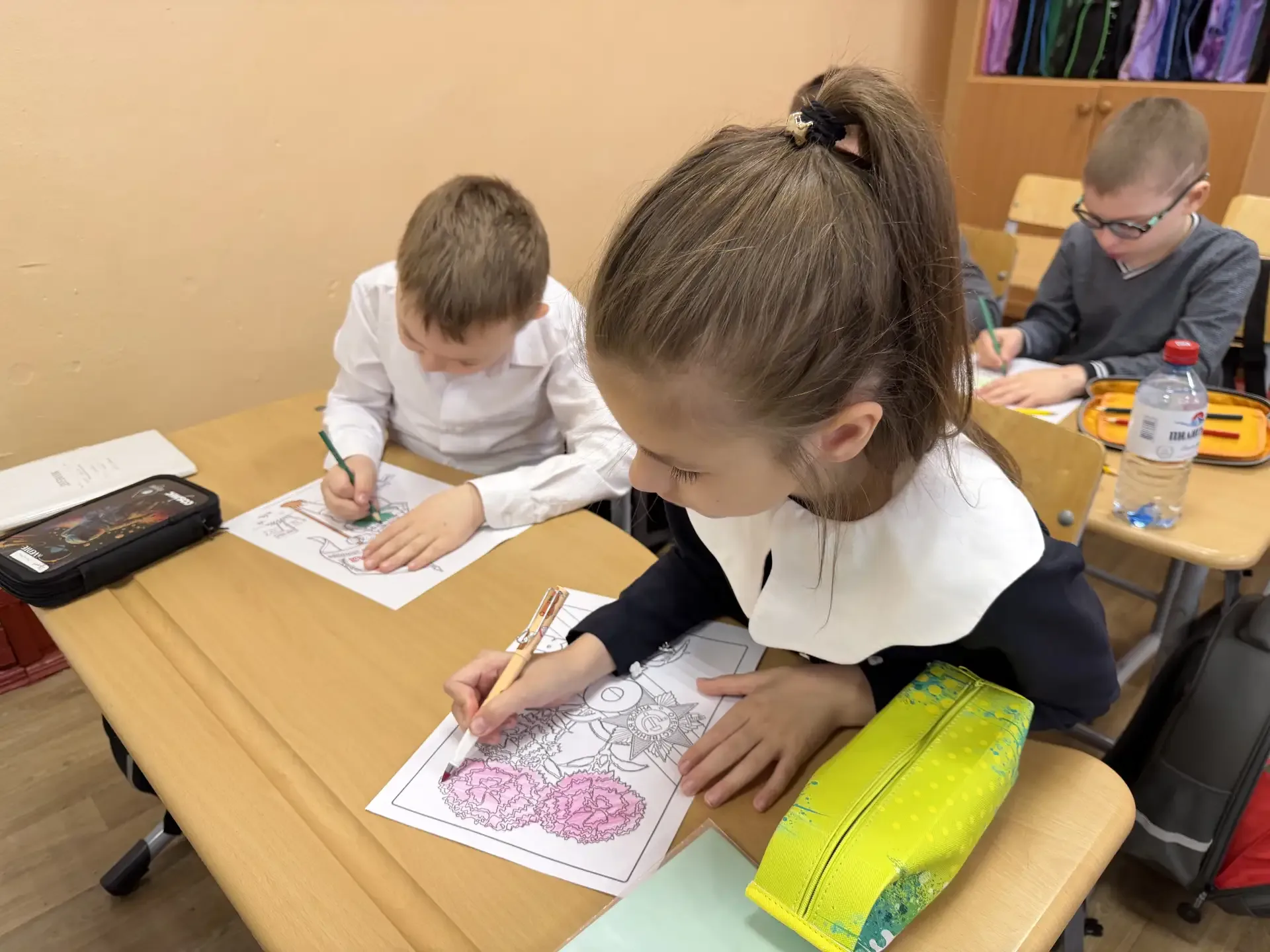 Воронежские первоклассники нарисовали открытки бойцам на передовую  🎨 Ученики 1 класса школы № 166 п