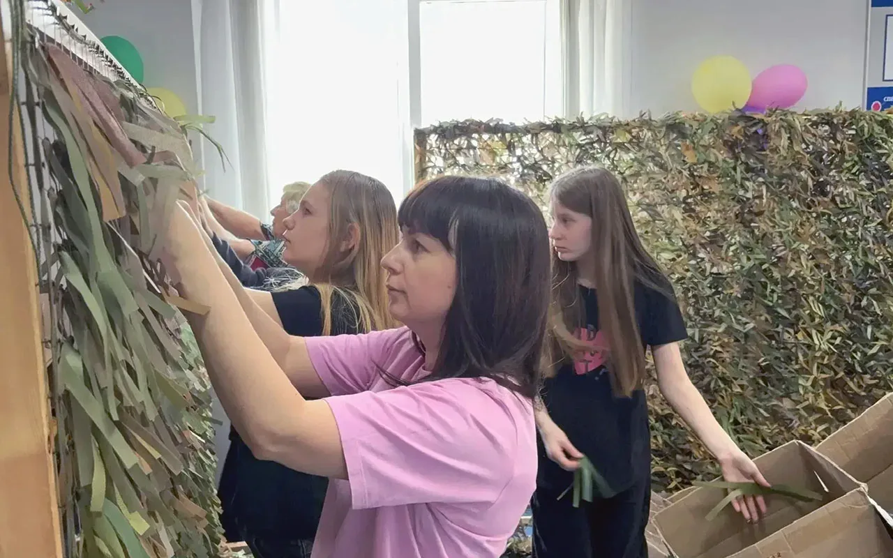 Школьники из Новосибирской области помогли бойцам с маскировкой  🧵 Ученики школы №11 города Искитима