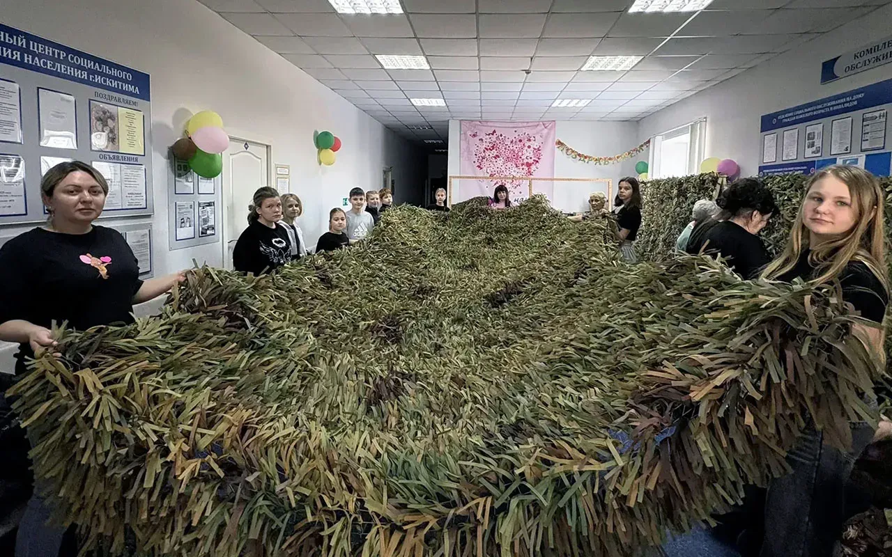 Школьники из Новосибирской области помогли бойцам с маскировкой  🧵 Ученики школы №11 города Искитима