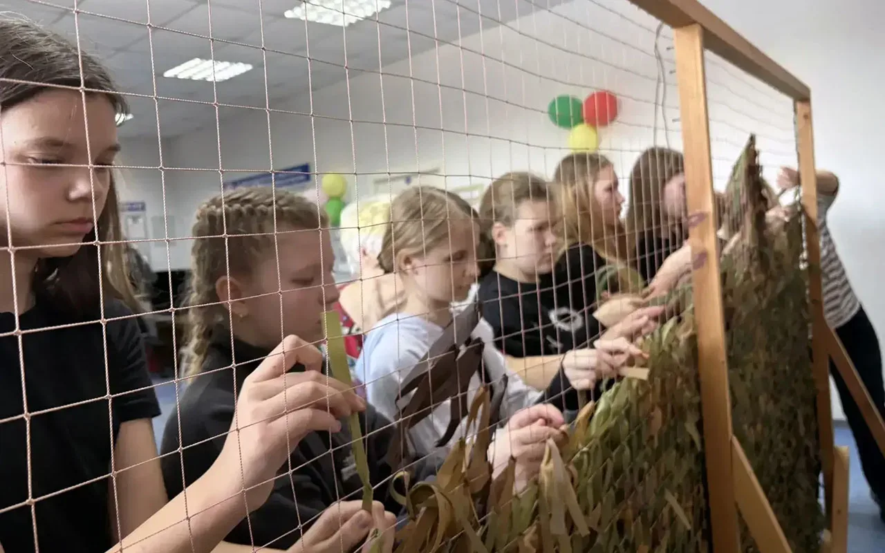 Школьники из Новосибирской области помогли бойцам с маскировкой  🧵 Ученики школы №11 города Искитима