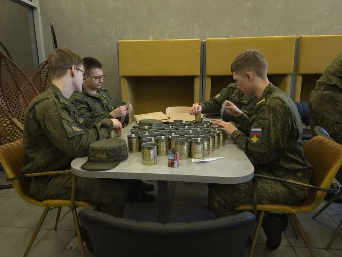 Студенты Санкт-Петербурга делают окопные свечи для военнослужащих  🤝 Студенты Военного учебного цент