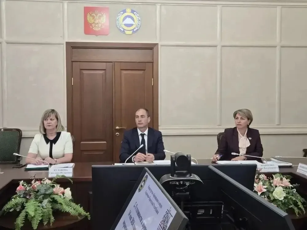 В Карачаево-Черкесии обсудили подготовку к всероссийским тренировочным мероприятиям ЕГЭ-2026  Под пр