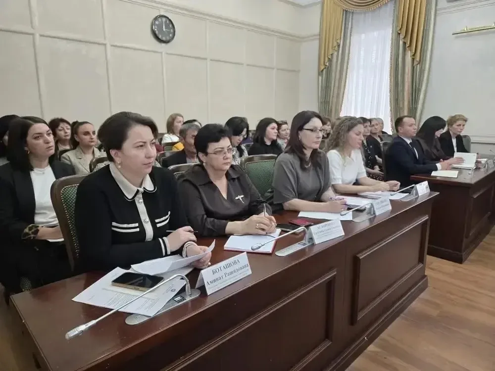 В Карачаево-Черкесии обсудили подготовку к всероссийским тренировочным мероприятиям ЕГЭ-2026  Под пр