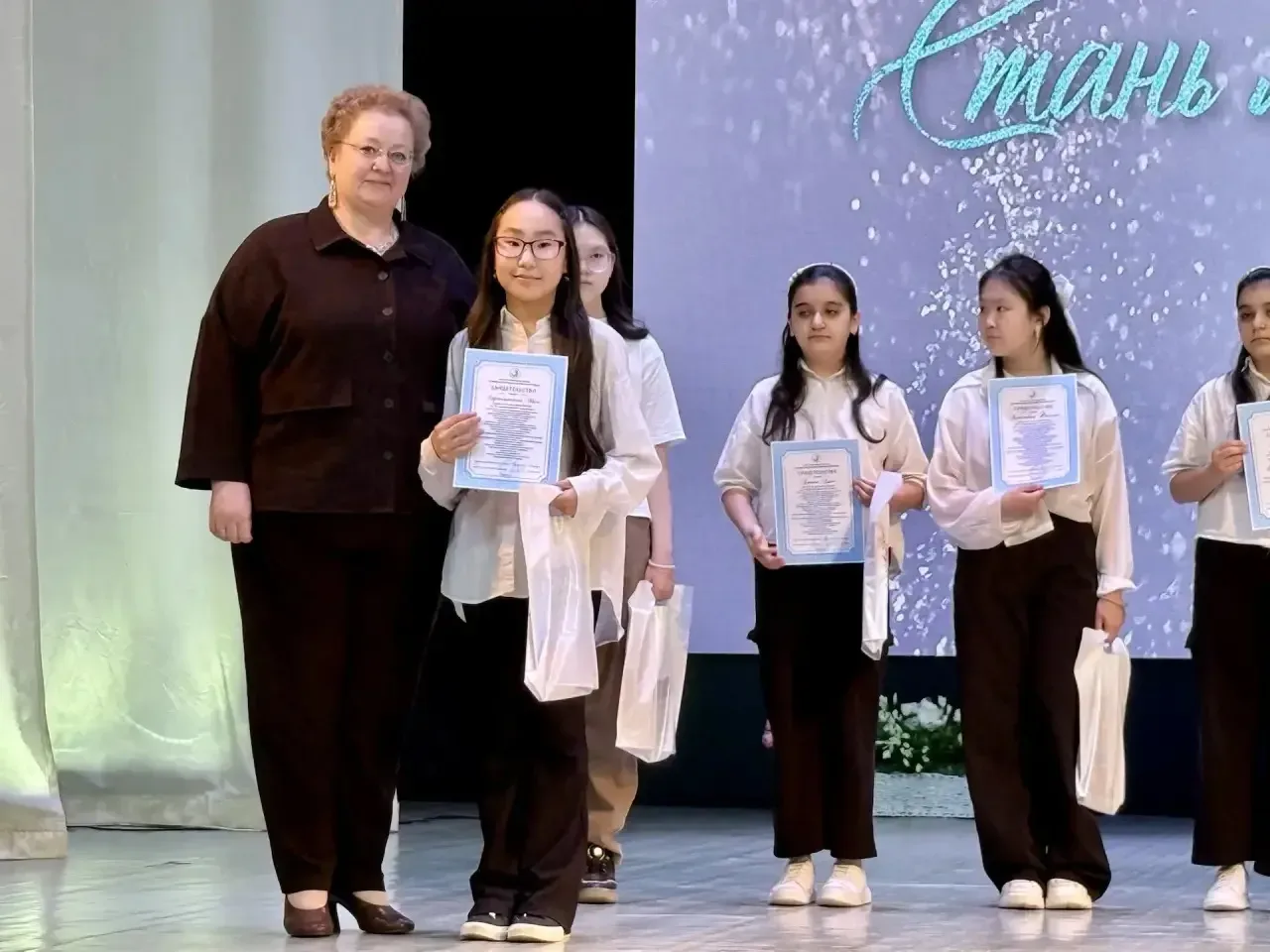 😍 В Якутске состоялся выпускной школы «Кыыс Куо»  16 мая в Дворце детского творчества Якутска прошёл