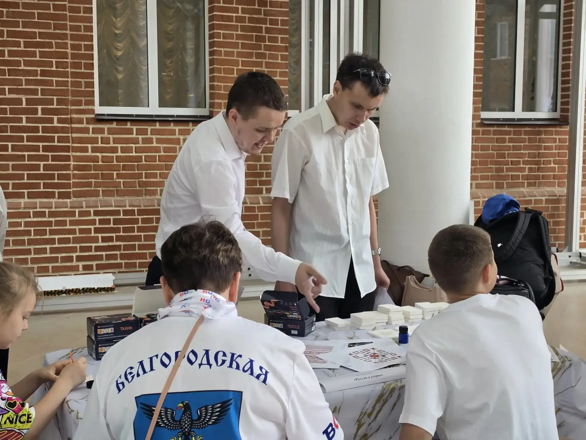 «Голубь мира» и «Россия в узорах»: на фестивале «Память сердца» прошли творческие мастер-классы 🎨  В