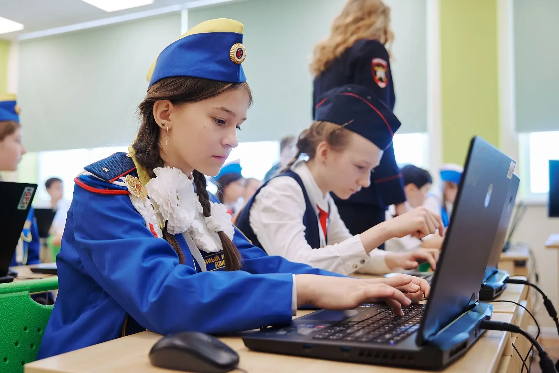 ✅ Юные инспекторы движения готовы к испытаниям!   В Ханты-Мансийске стартовали окружные соревнования