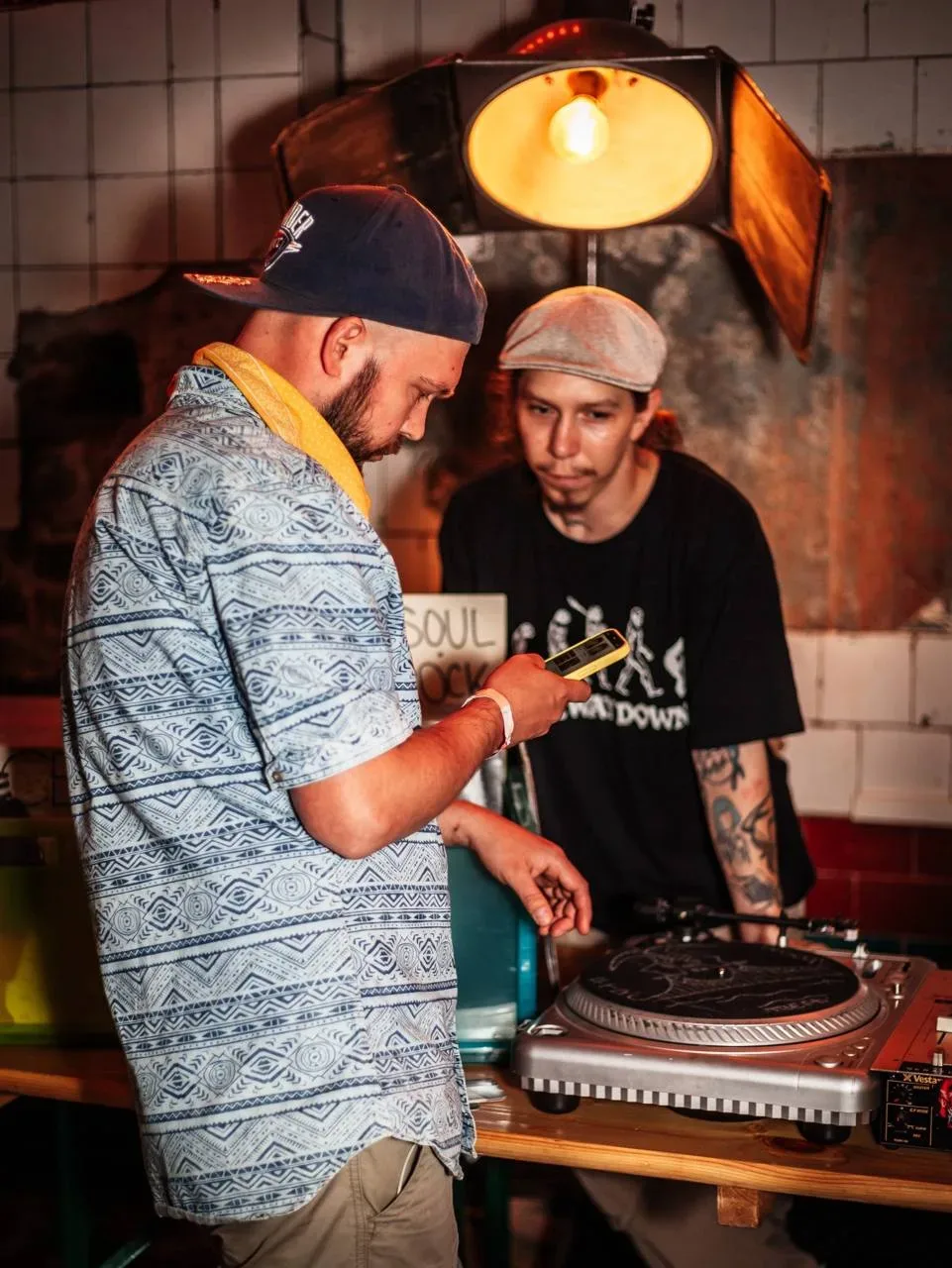 Маркет винила с редкими находками и DJ-сетами  Здесь можно найти редкие пластинки, послушать живые D