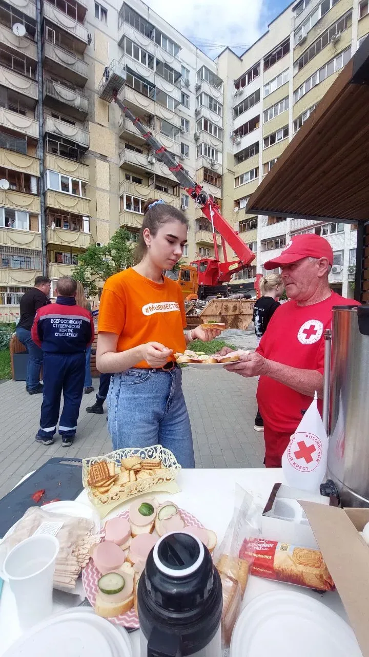 В результате попадания БПЛА в многоквартирный дом в Белгороде повреждено более 70 квартир.  📍Сотрудн