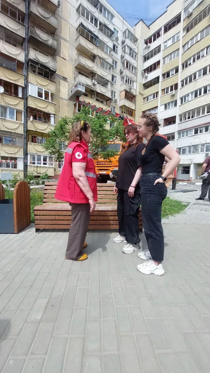 В результате попадания БПЛА в многоквартирный дом в Белгороде повреждено более 70 квартир.  📍Сотрудн