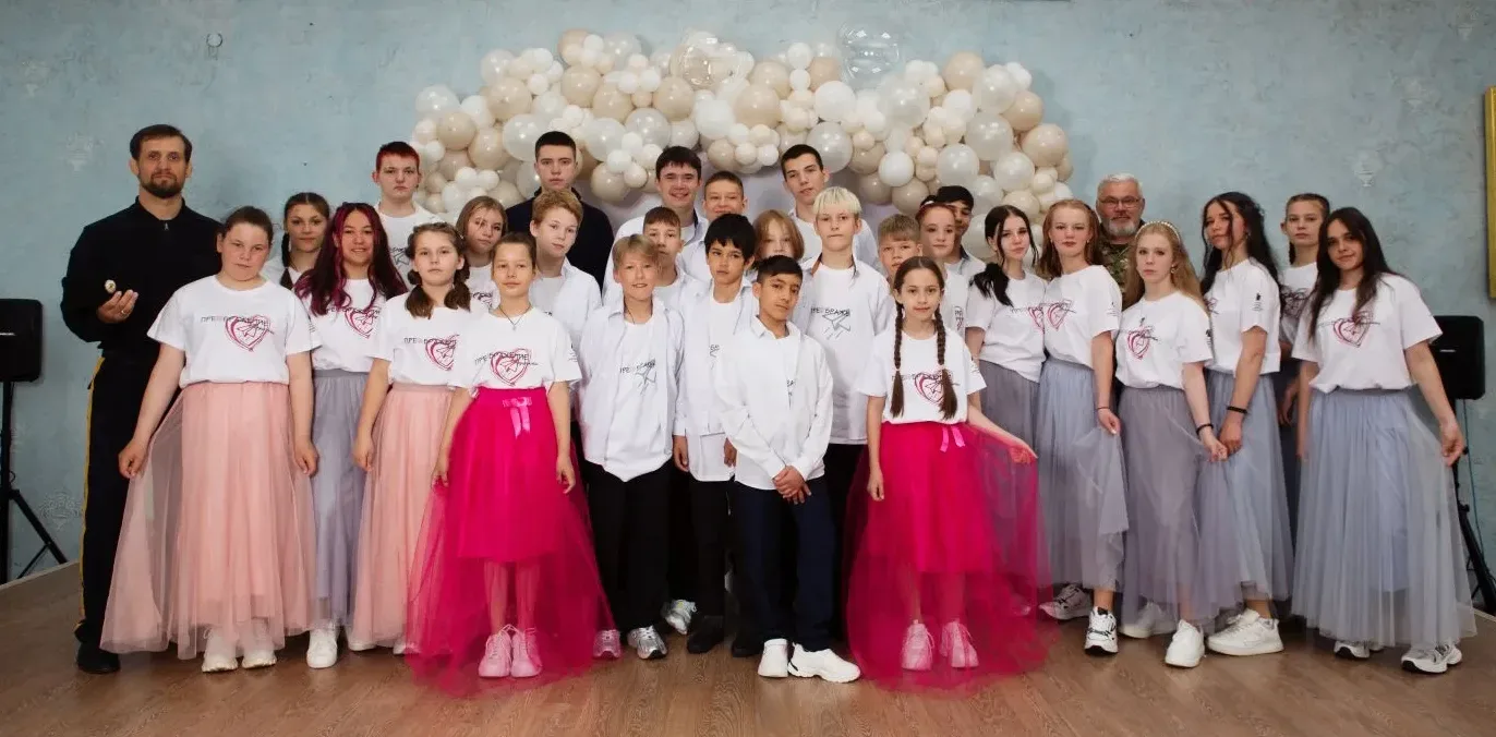 💃🕺Представьте: старинный зал, плавные звуки вальса, мальчики галантно подают руку девочкам… И кажетс