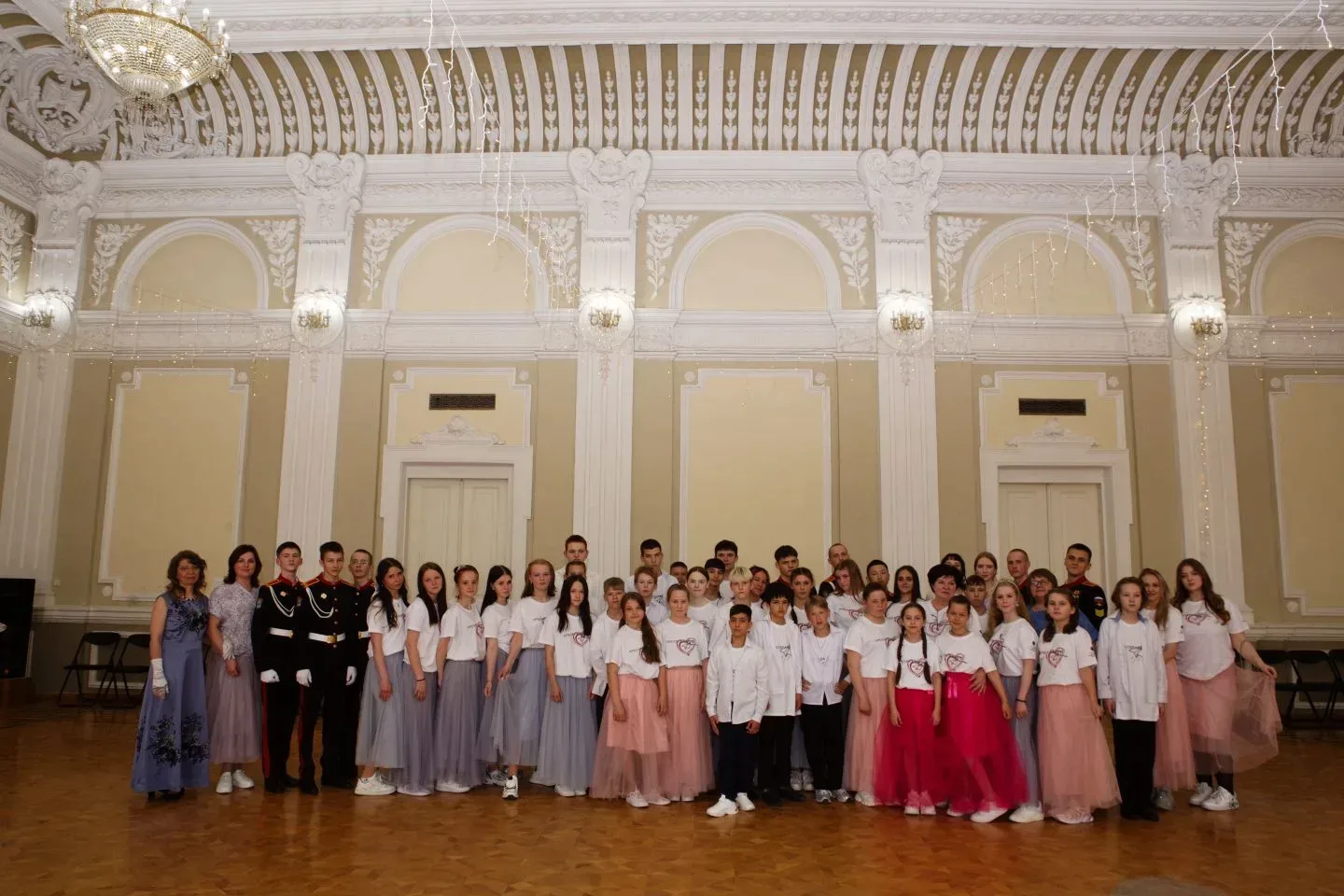 💃🕺Представьте: старинный зал, плавные звуки вальса, мальчики галантно подают руку девочкам… И кажетс