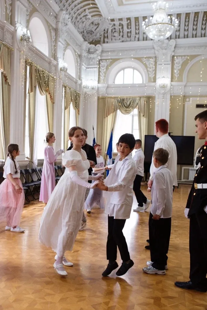 💃🕺Представьте: старинный зал, плавные звуки вальса, мальчики галантно подают руку девочкам… И кажетс