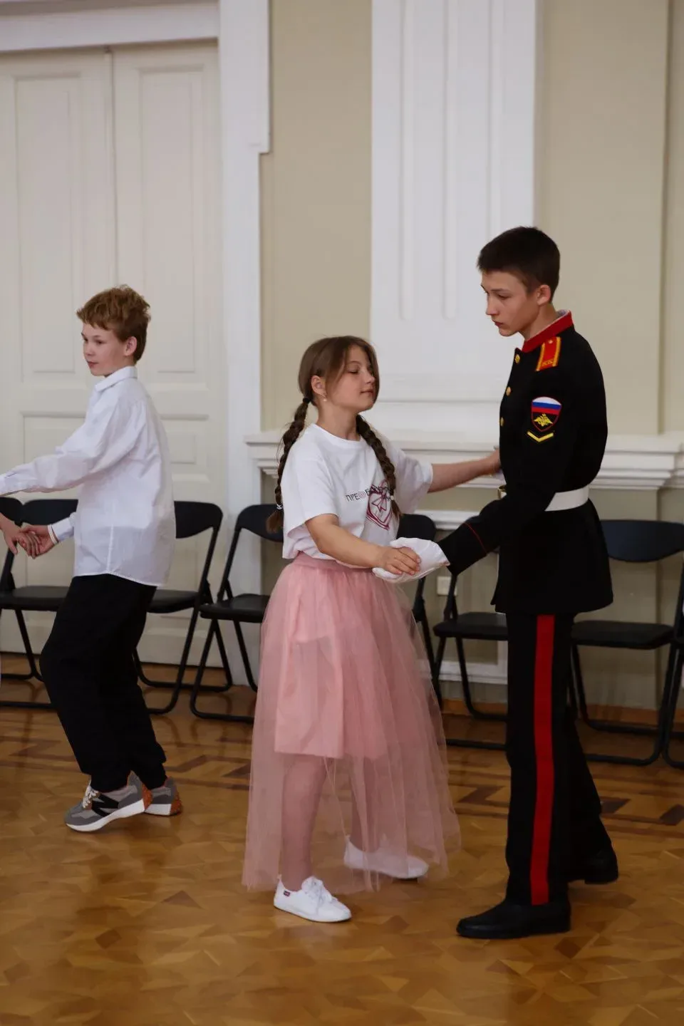 💃🕺Представьте: старинный зал, плавные звуки вальса, мальчики галантно подают руку девочкам… И кажетс