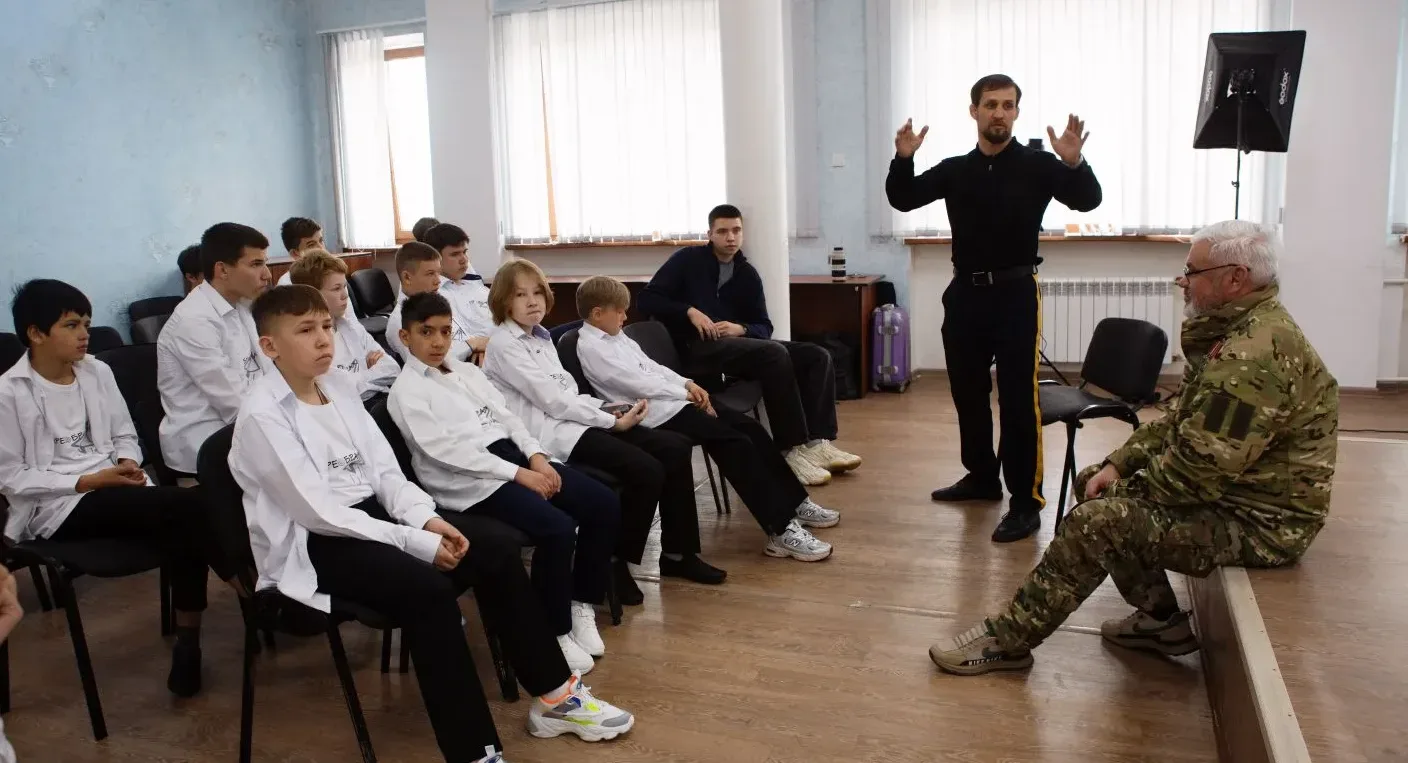 💃🕺Представьте: старинный зал, плавные звуки вальса, мальчики галантно подают руку девочкам… И кажетс