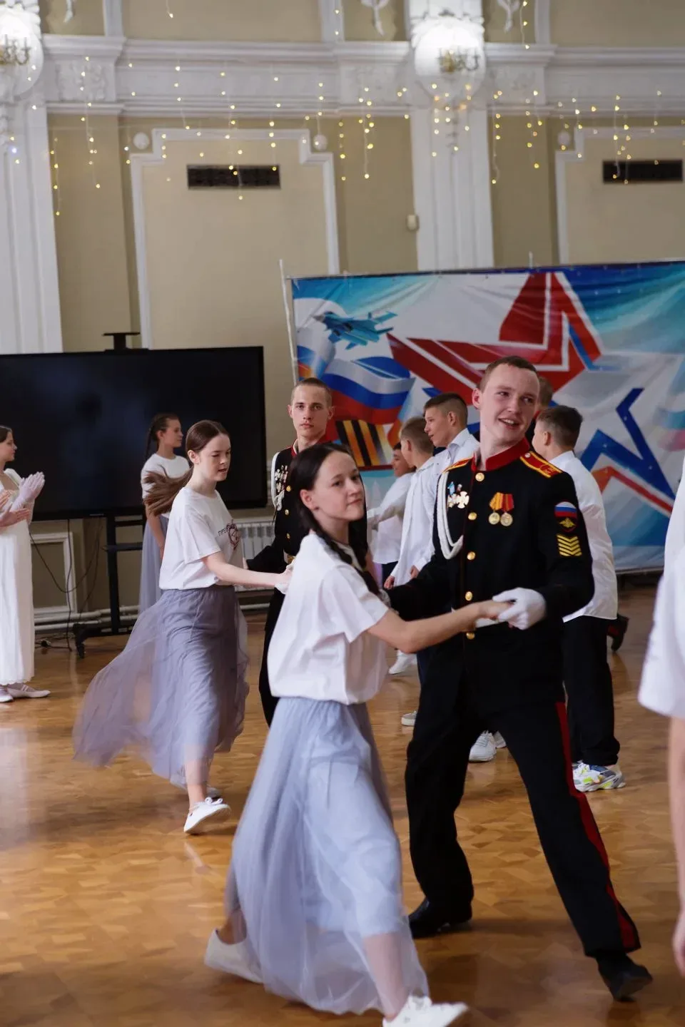 💃🕺Представьте: старинный зал, плавные звуки вальса, мальчики галантно подают руку девочкам… И кажетс