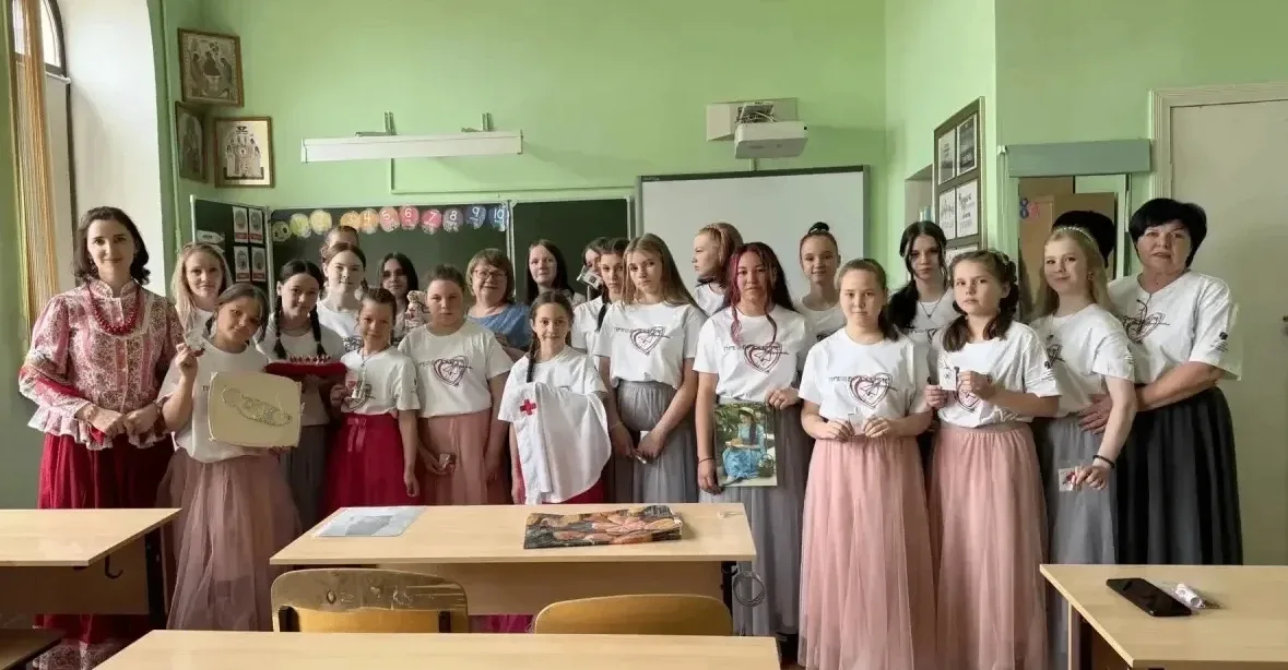 💃🕺Представьте: старинный зал, плавные звуки вальса, мальчики галантно подают руку девочкам… И кажетс