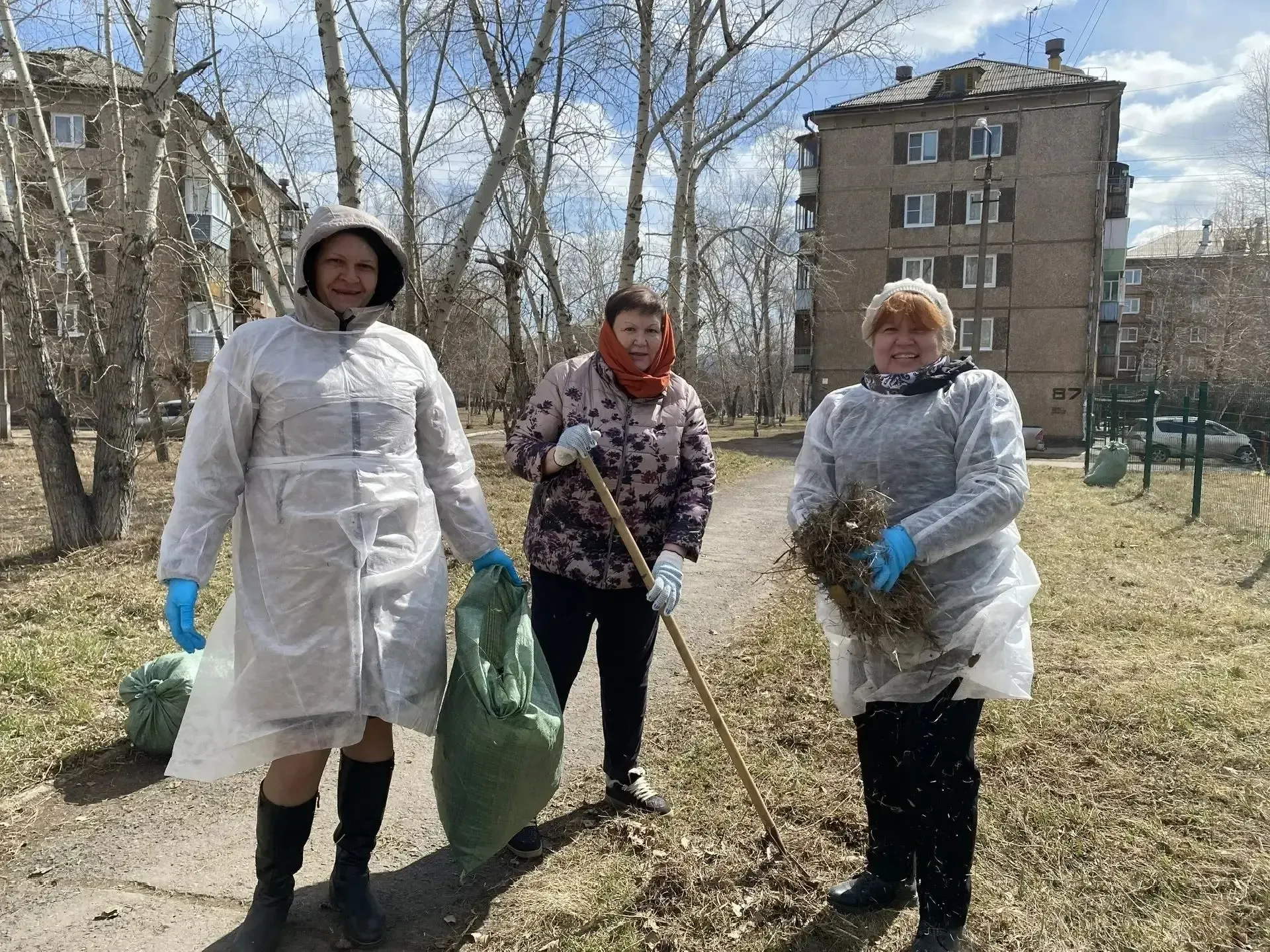 Мир, май, труд…   🧹 Сегодня коллективы управления соцзащиты по Слюдянскому району и центра помощи де