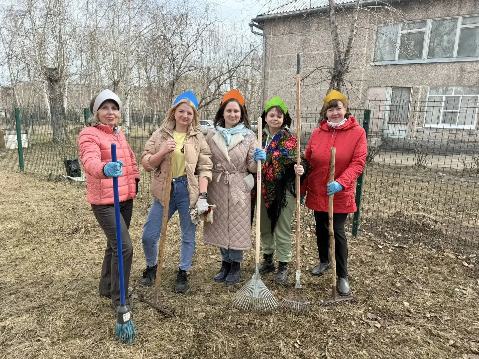 Мир, май, труд…   🧹 Сегодня коллективы управления соцзащиты по Слюдянскому району и центра помощи де