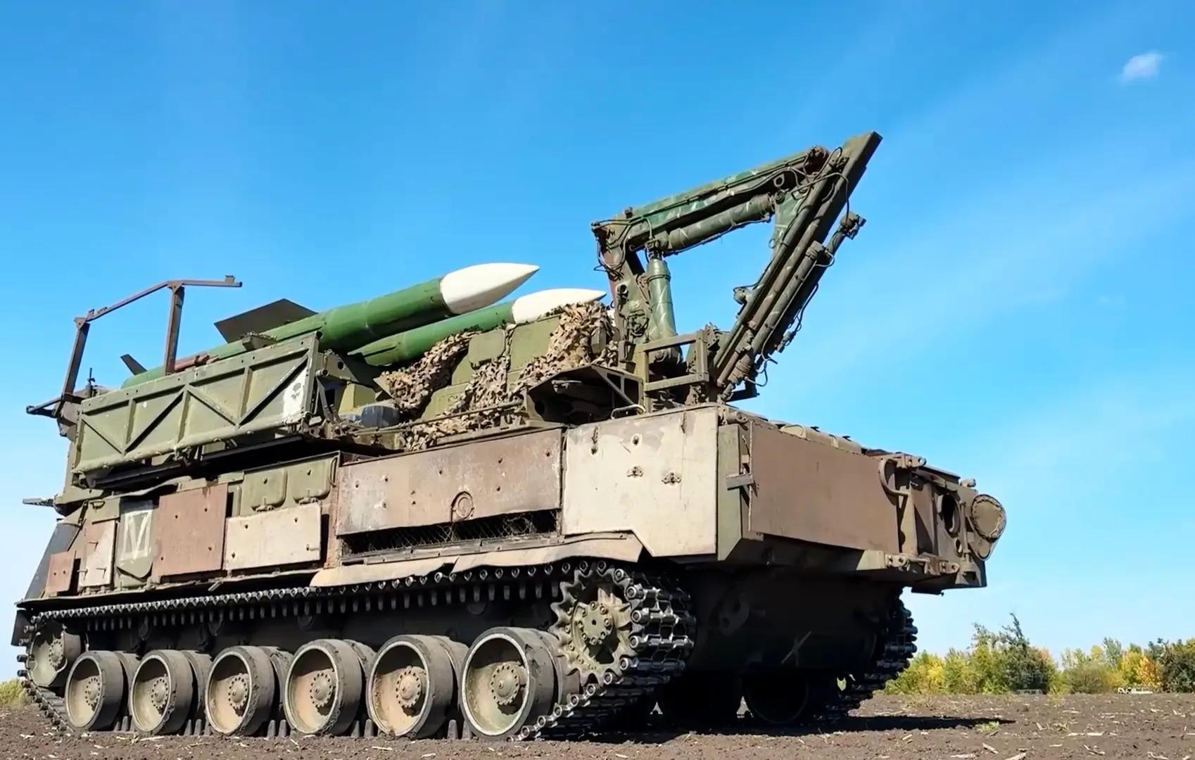 Зенитчики непрерывно контролируют воздушное пространство.   Техника позволяет вовремя обнаруживать и