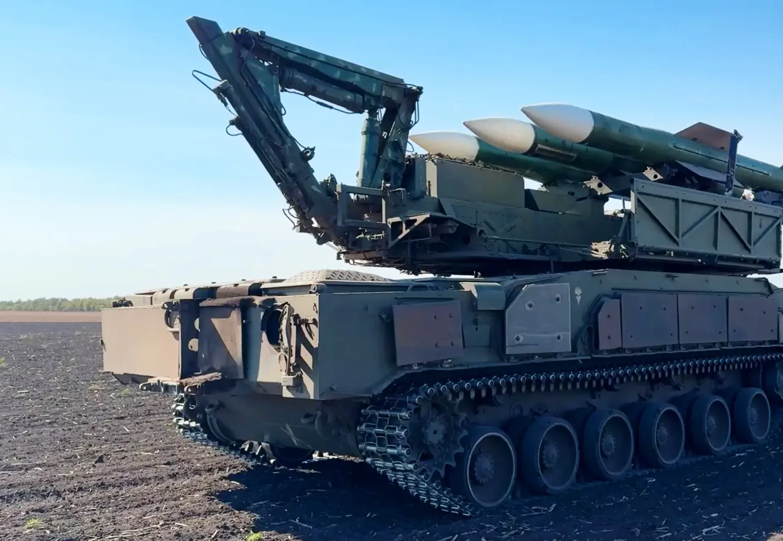 Зенитчики непрерывно контролируют воздушное пространство.   Техника позволяет вовремя обнаруживать и