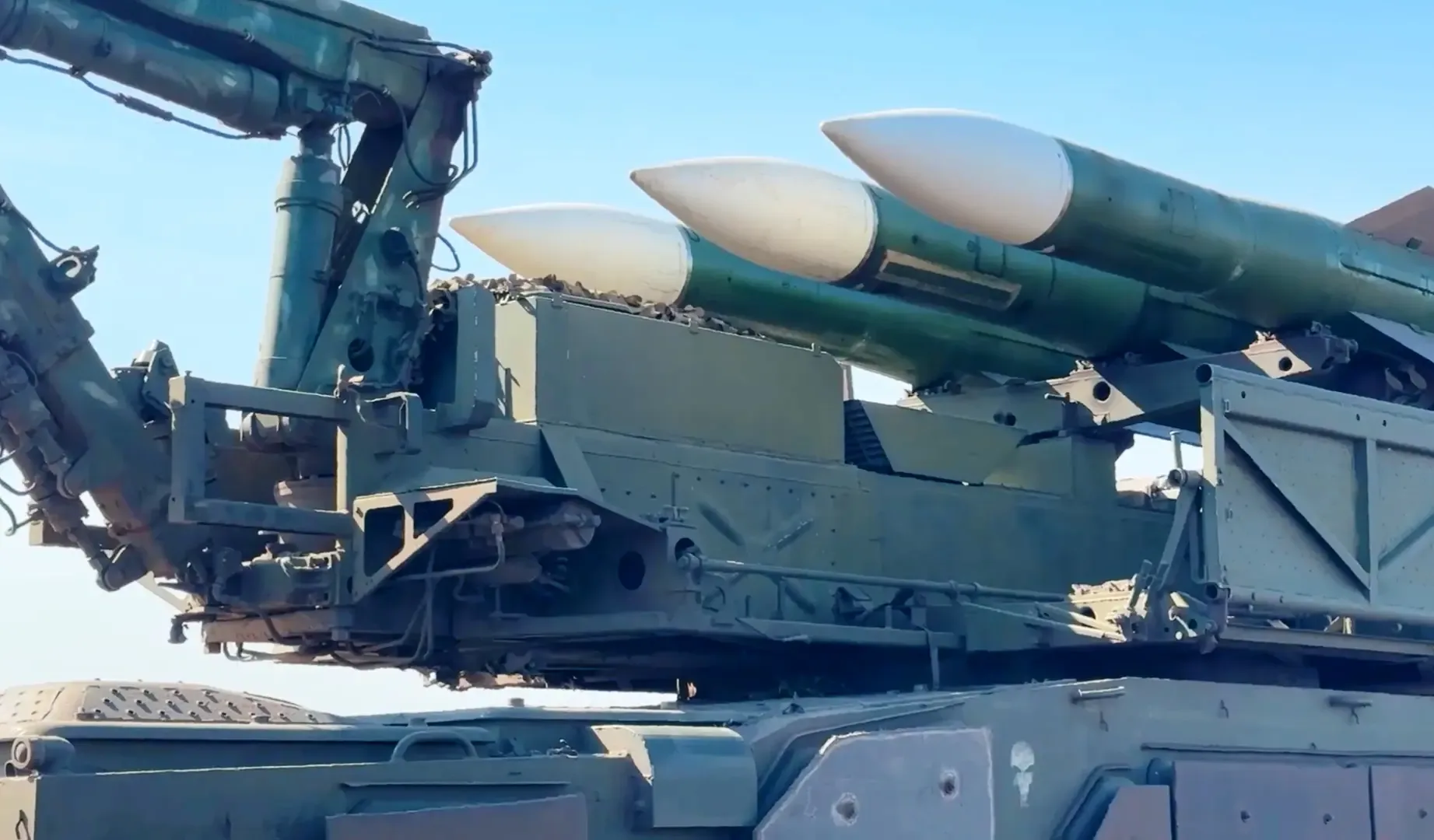 Зенитчики непрерывно контролируют воздушное пространство.   Техника позволяет вовремя обнаруживать и