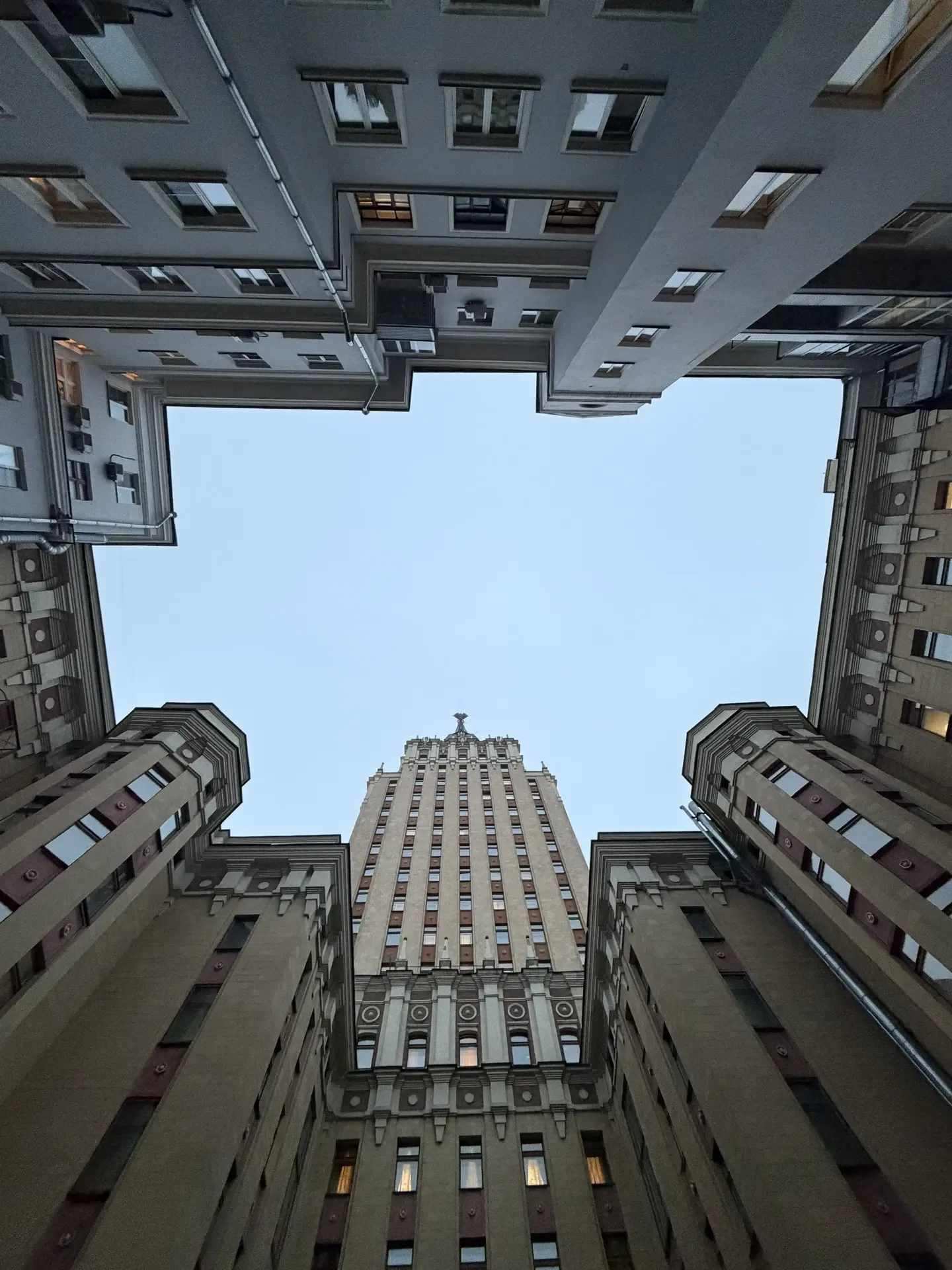 📍 Единственная московская высотка с двором-колодцем  Найден во время прогулки на Комсомольской площа