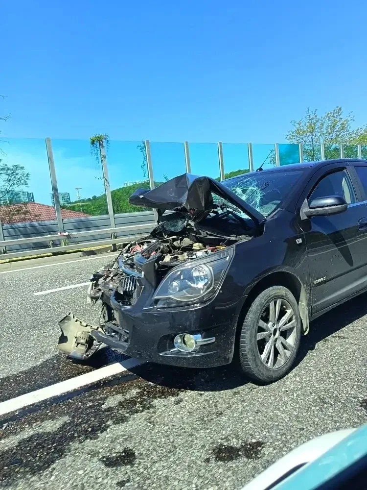 В Сочи столкнулись два автомобиля  Авария произошла воскресным утром, недалеко от школы 8 на Бытхе. 