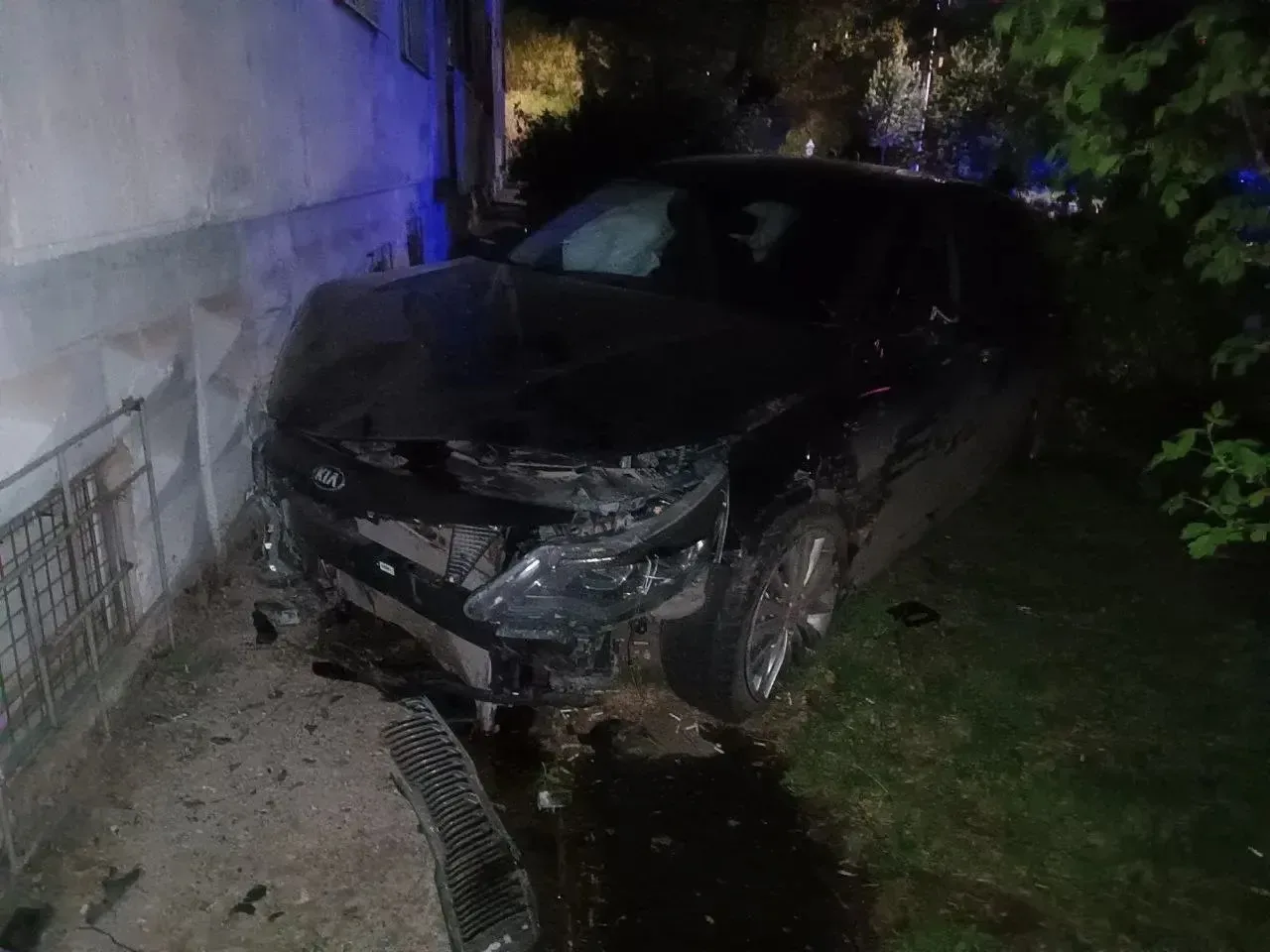 ⚡️ МАШИНА ВЪЕХАЛА В ДОМ 9-й Пятилетки 19.   Со слов очевидцев: таксист вёз пьяного пассажира (СВО), 