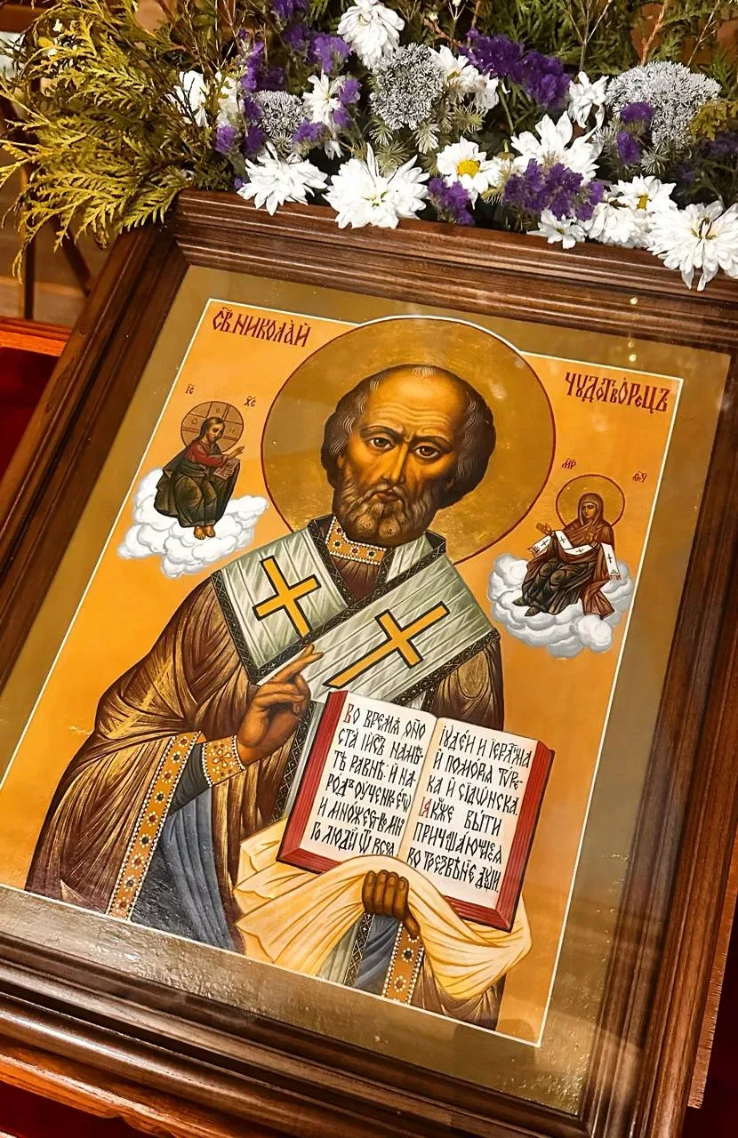 С днём памяти Святителя Николая Чудотворца!  На иконах святителя Николая обычно изображаются: по одн