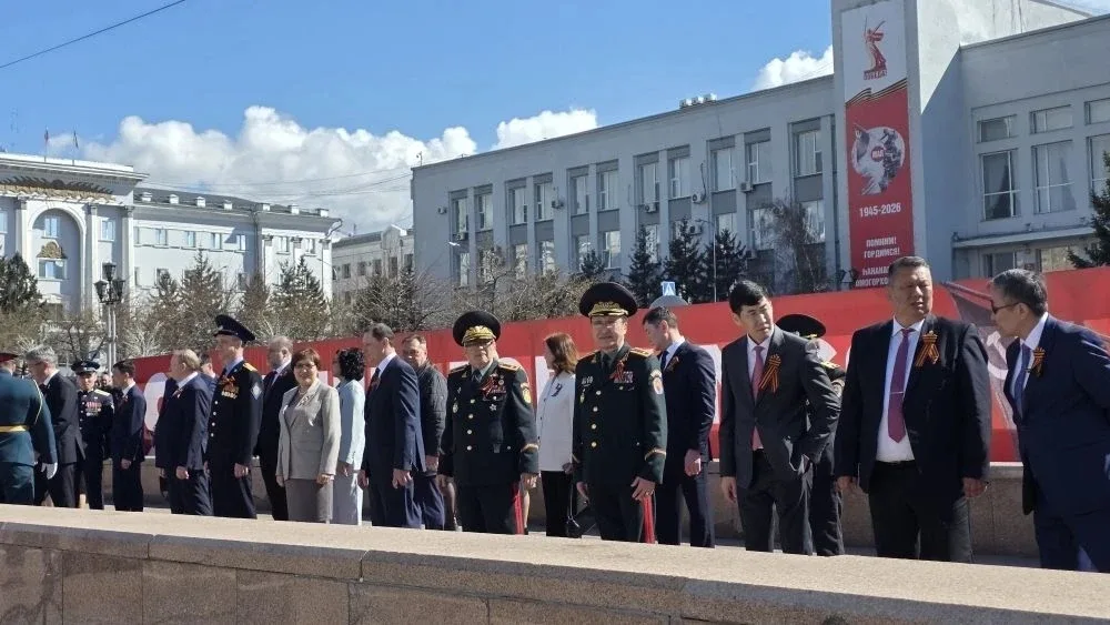 Парад Победы. Трибуна, ветераны, ровный строй парадных расчётов.  Смотрю на лица тех, кто прошёл вой
