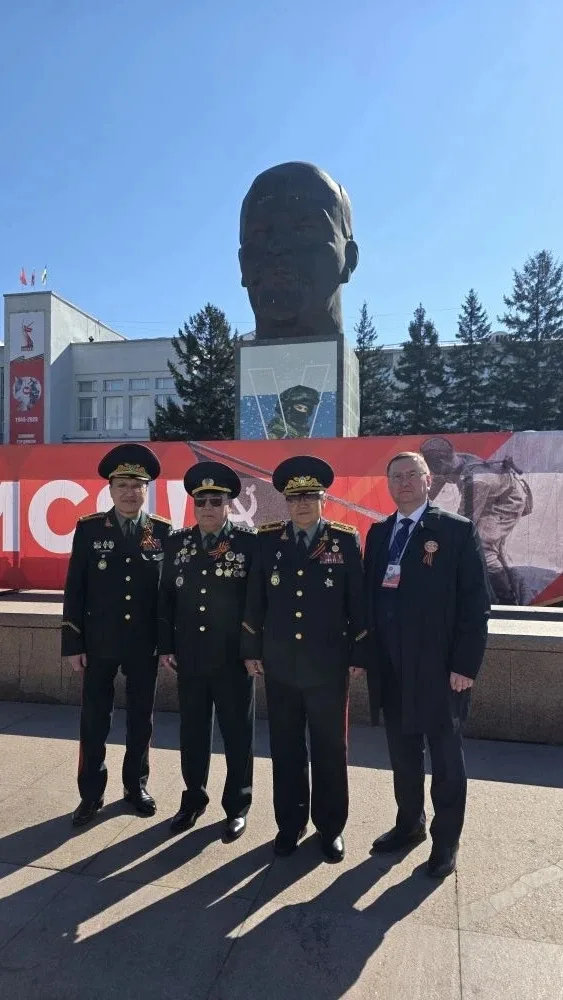 Парад Победы. Трибуна, ветераны, ровный строй парадных расчётов.  Смотрю на лица тех, кто прошёл вой