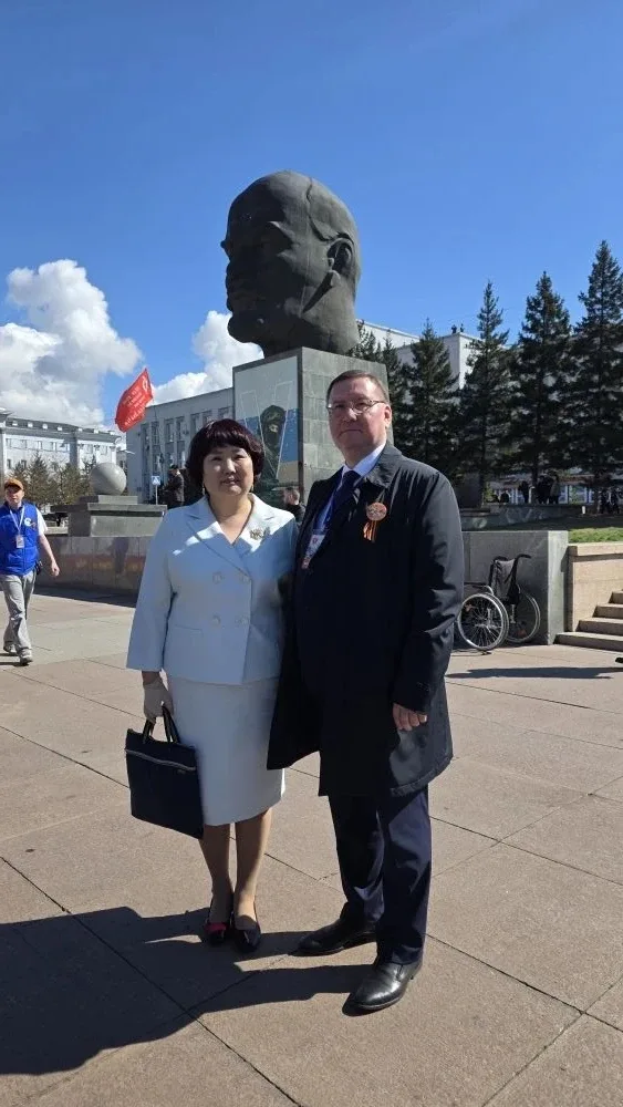 Парад Победы. Трибуна, ветераны, ровный строй парадных расчётов.  Смотрю на лица тех, кто прошёл вой