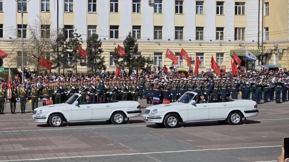 Парад Победы. Трибуна, ветераны, ровный строй парадных расчётов.  Смотрю на лица тех, кто прошёл вой