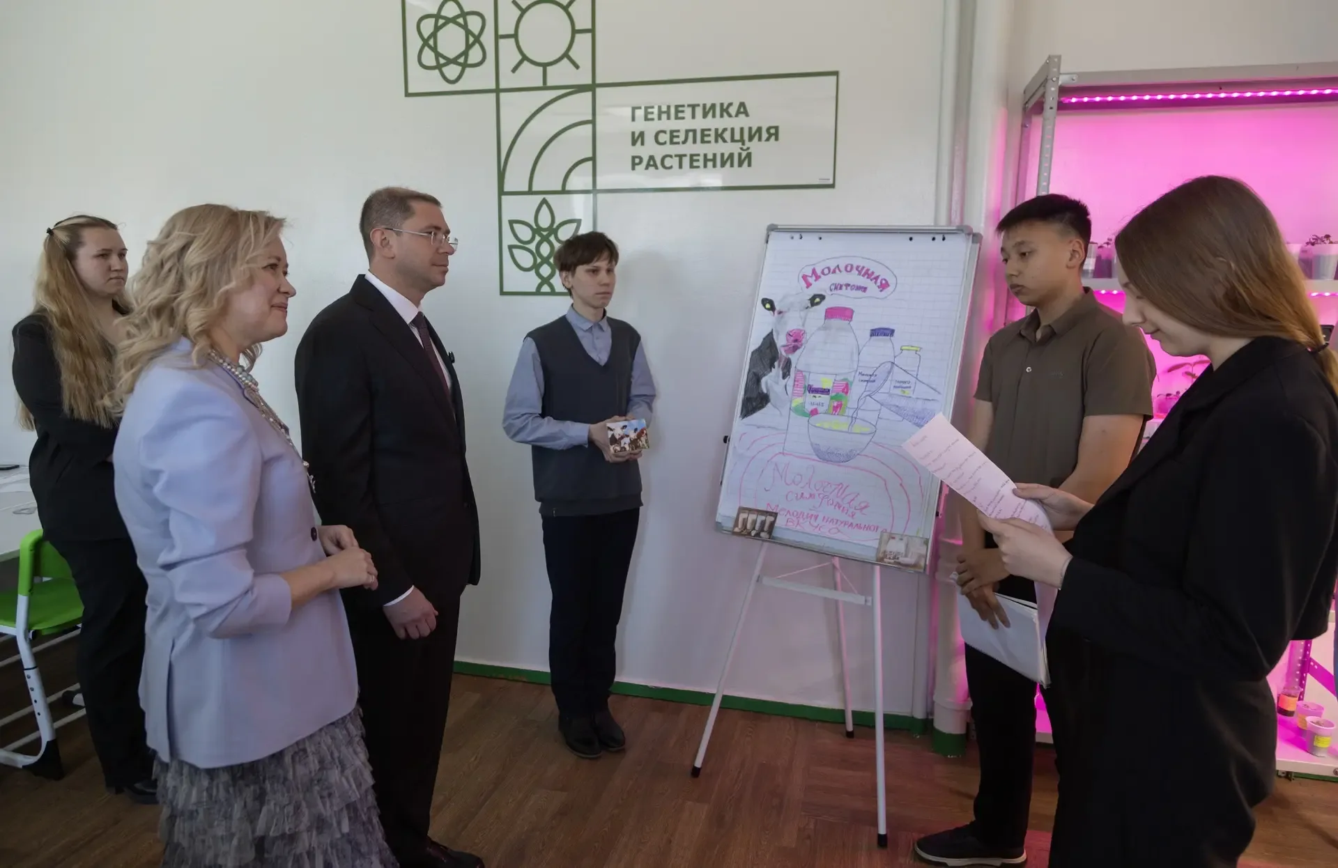 Вместе с председателем регионального правительства Алексеем Васильевичем Беликом посетила школу № 32