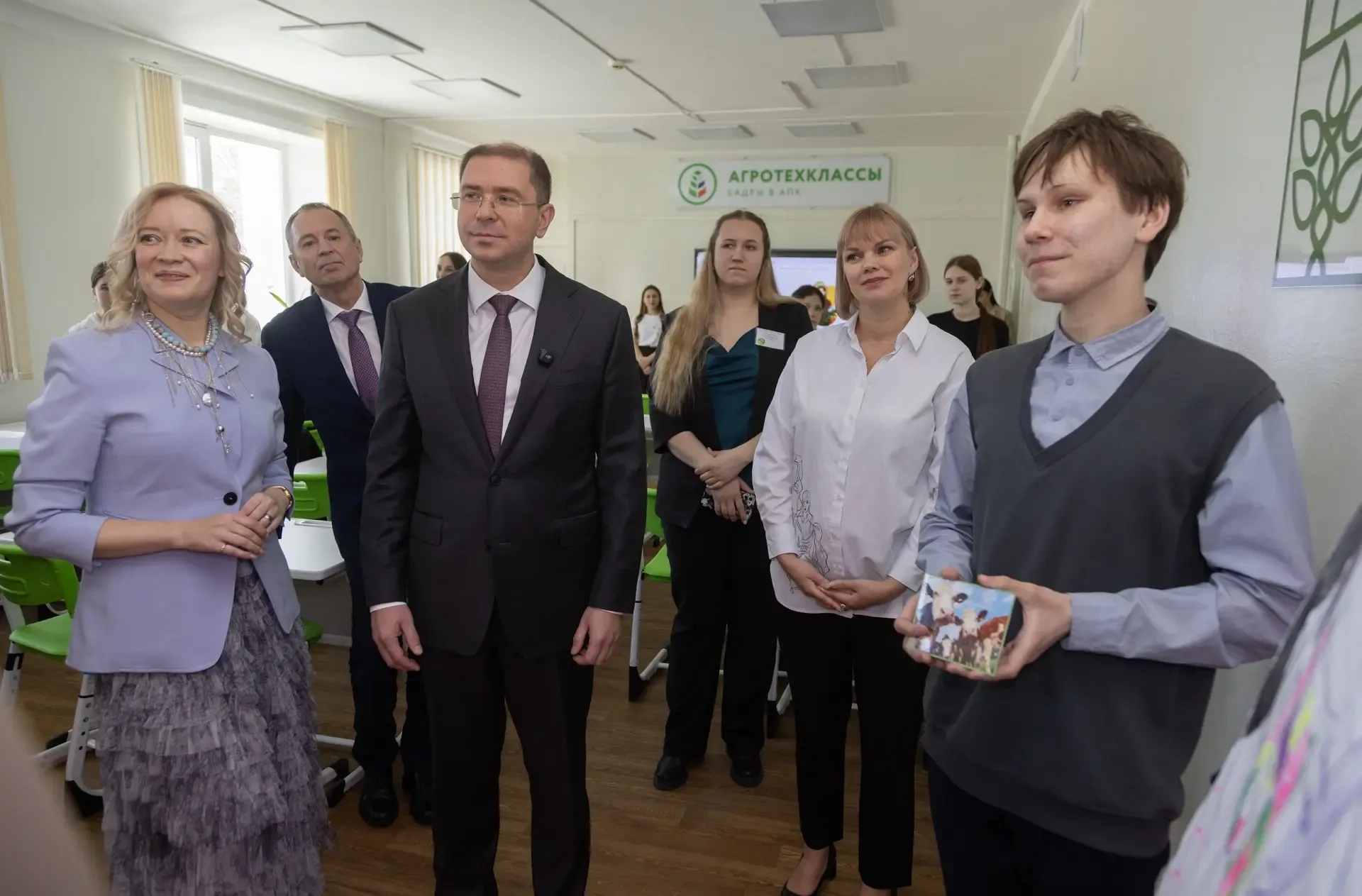 Вместе с председателем регионального правительства Алексеем Васильевичем Беликом посетила школу № 32