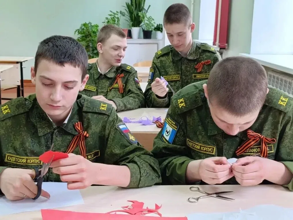 Мастер-класс по изготовлению броши с георгиевской лентой прошел в Иркутском кадетском корпусе  В под
